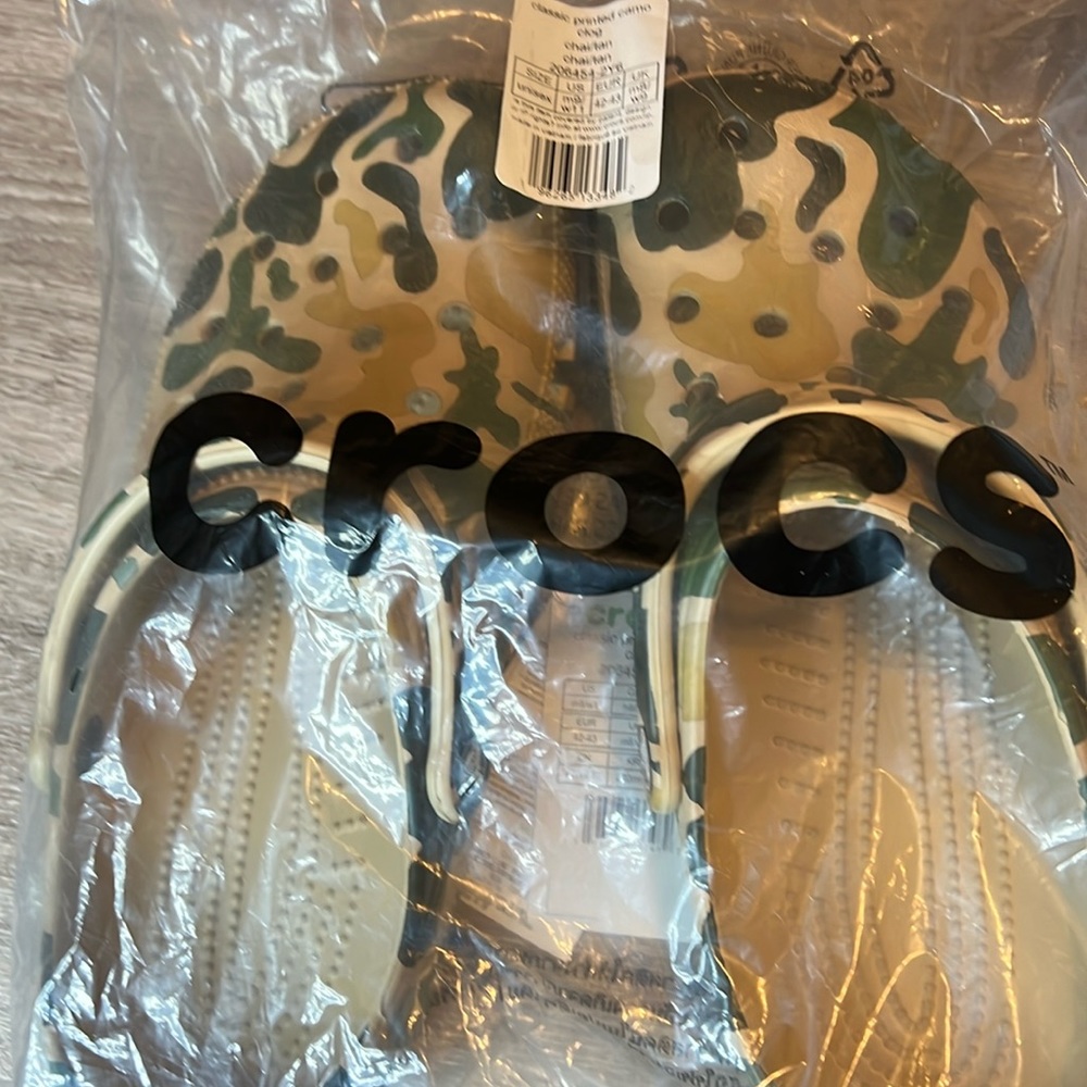 NWT Crocs vintage camo w11 m9